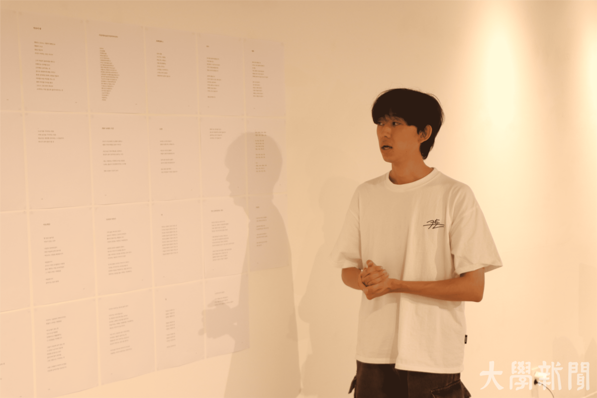 ▲박훈기 씨가 〈채우는 이유〉를 설명하고 있다.