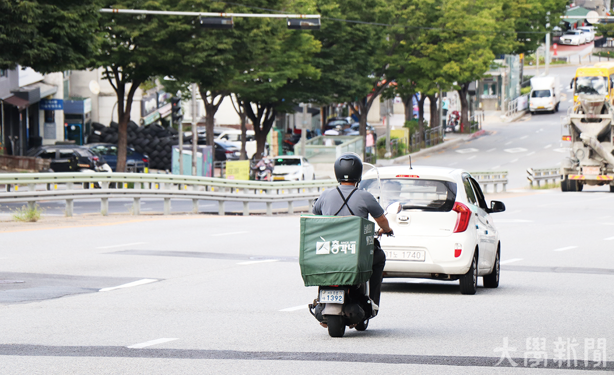 ▲배달을 하는 근로자의 모습. 온라인 카지노 사이트으로 배달을 하는 이들도 많아지고 있다.
