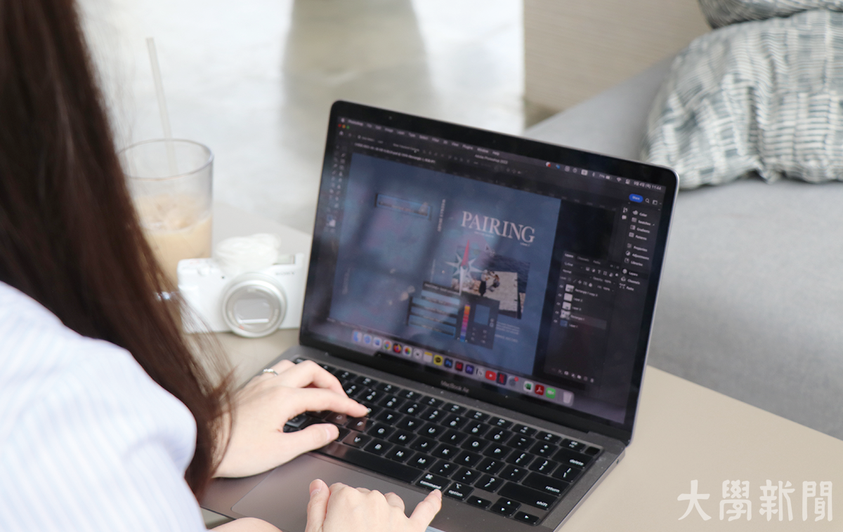 ▲촬영을 하며 디자인을 수정하고 있는 김민서 씨.