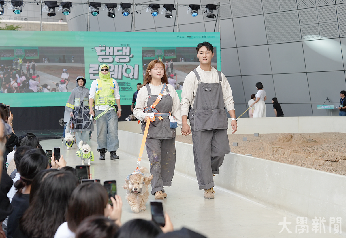 ▲강아지와 함께 런웨이를 걷는 사람들.