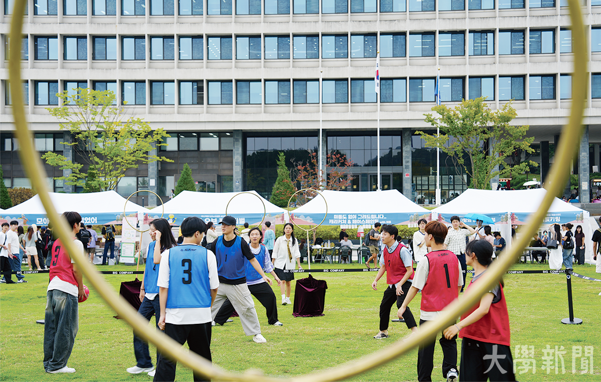 ▲단체게임에 참여하고 있는 학생들의 모습. (사진: 정채원 기자)