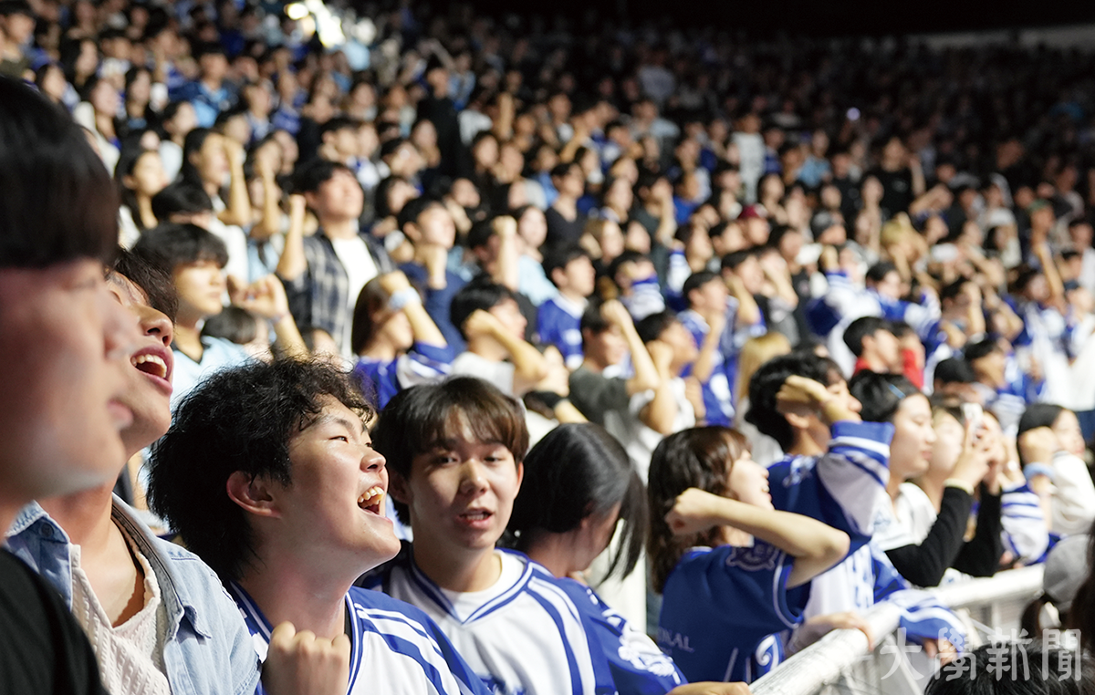▲학생들이 폐막제 무대에 열광하고 있다. (사진: 김재훈 기자)