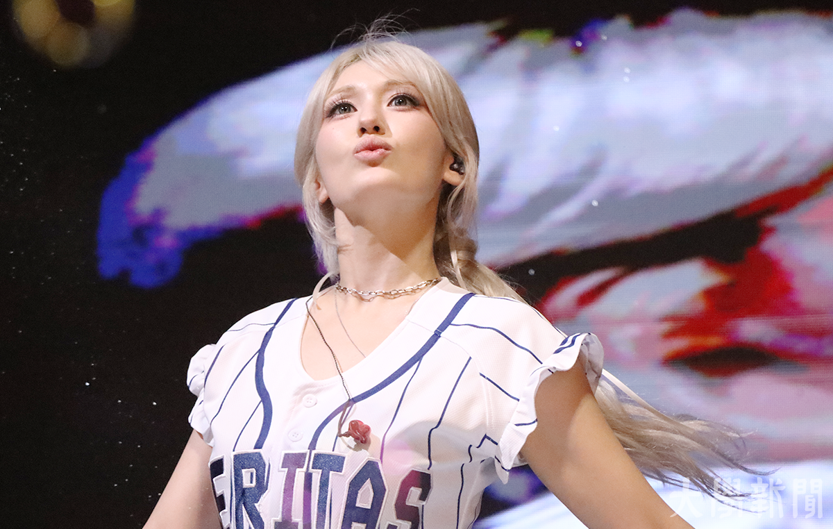 ▲전소미가 무대 위에서 매력을 뽐내고 있다. (사진: 박수빈 사진부장)