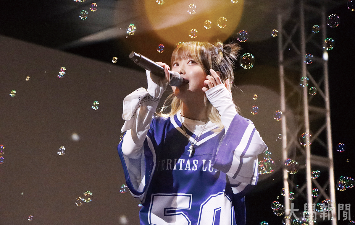 ▲초대 가수 한로로가 무대를 빛내고 있다. (사진: 박수빈 사진부장)