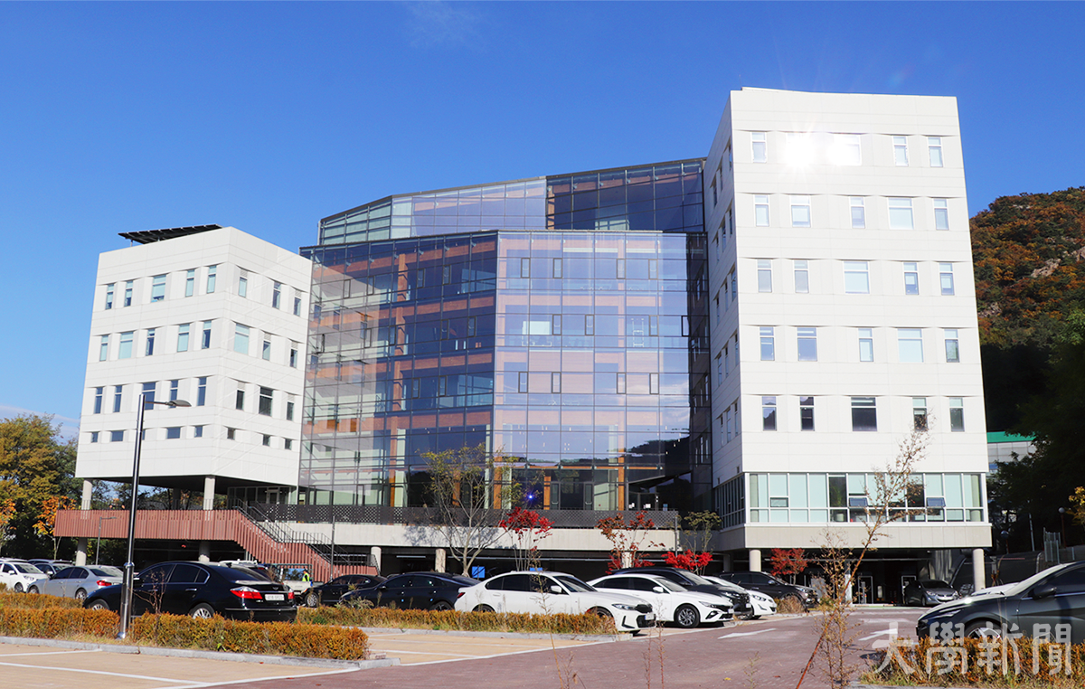 ▲외벽이 유리로 시공된 해동첨단공학관(303동).