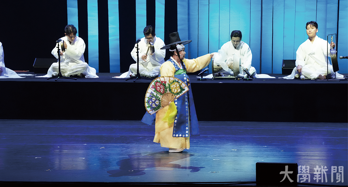 ▲강릉단오제 빈순애 보유자가 단오굿을 공연하고 있다.