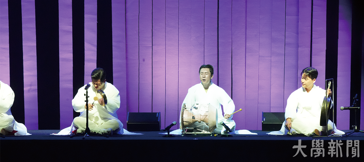 ▲무당의 설복 이후 악사들이 축원굿을 연주하고 있다.