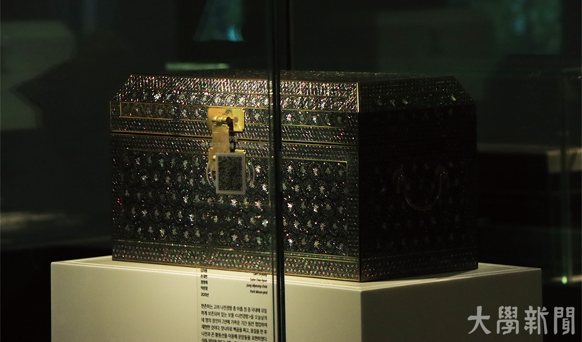 ▲정명채 보유자가 재현한 나전 모란덩쿨 무늬 경합이 서울공예박물관에 전시된 모습.