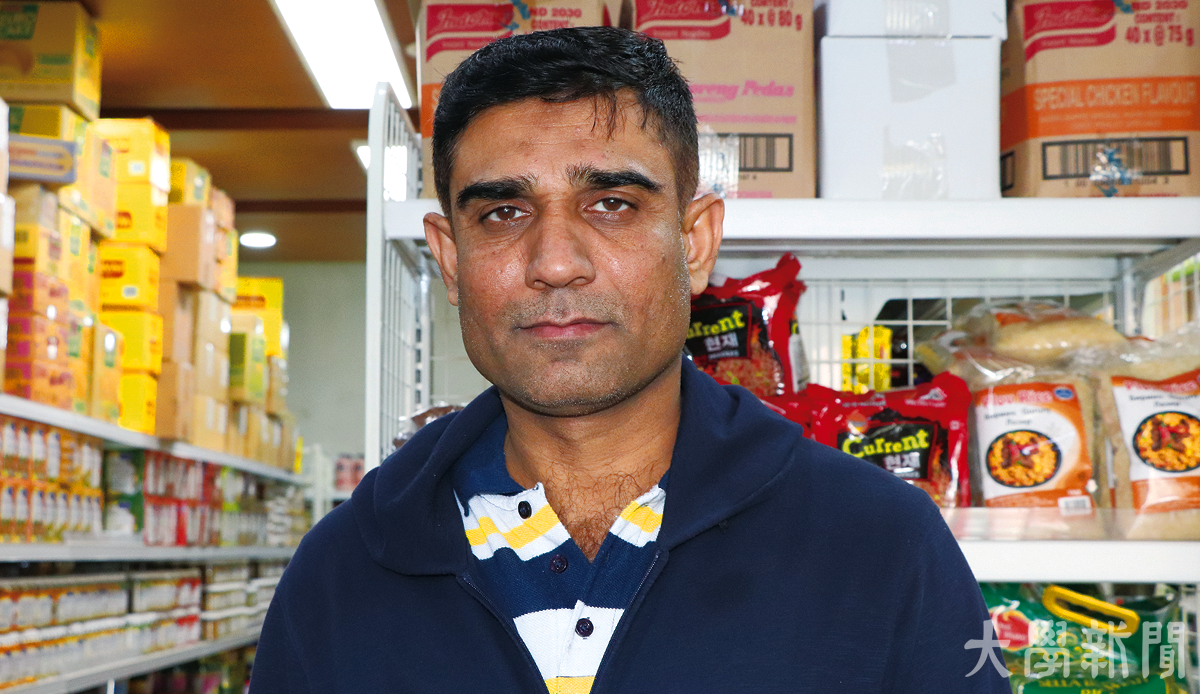 ▲파키스탄에서 이주해 와 안산의 할랄 음식 전문 식료품점에서 일하고 있는 아바스 씨.
