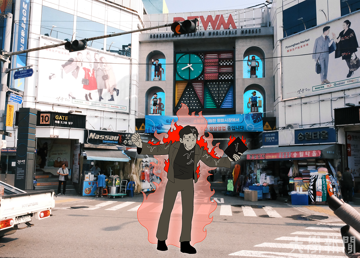 ▲1970년 11월 13일, 평화시장 앞에서 근로기준법 준수를 외치며 분신으로 항거하는 전태일 열사.