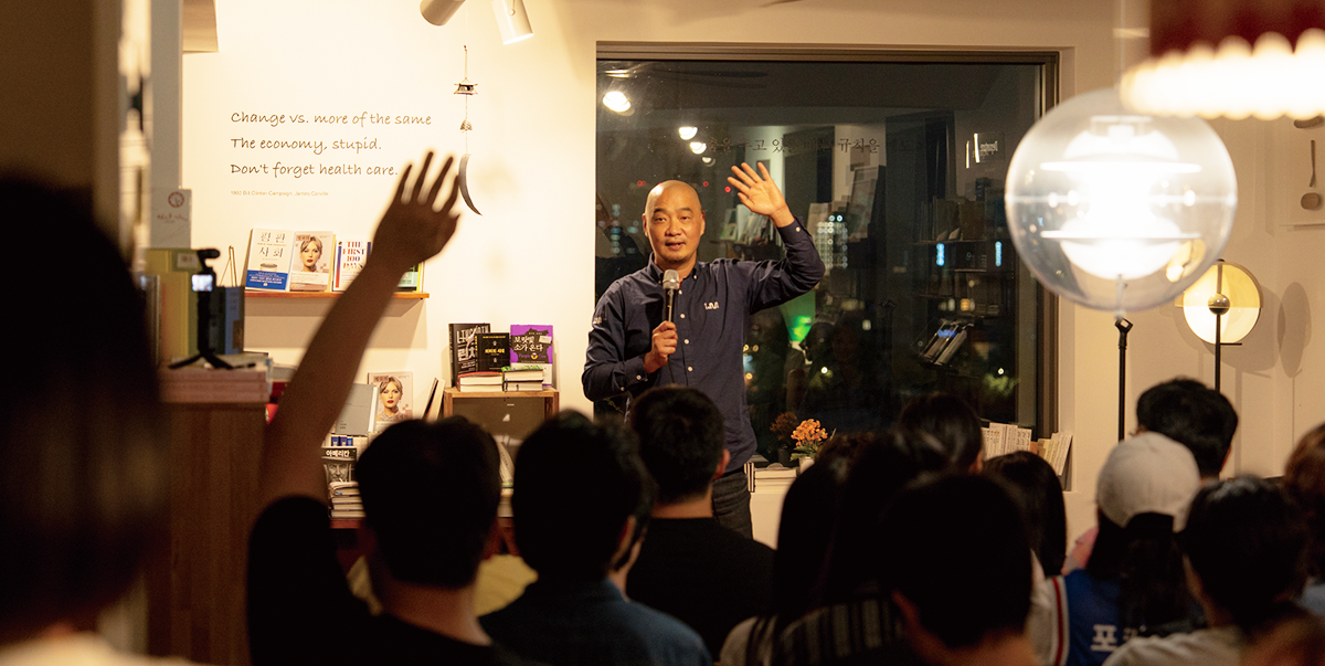 ▲ 서촌코미디클럽 주최 오픈 마이크에서 페르난도 대표가 마이크를 잡았다. (사진제공: 페르난도 대표)