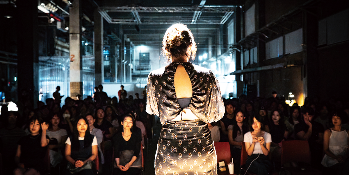 ▲〈서촌코미디클럽x파워플랜트 오픈 마이크: 인플루언서〉 공연에서 정성은 코미디언이 무대에 올랐다. (사진 제공: 정성은 코미디언)